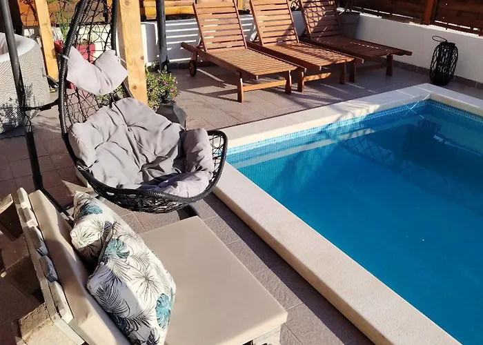 Apartment Family-friendly With Swimming Pool Hvar - 24484 *